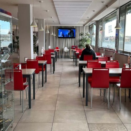 Mesas de la zona de cafetería