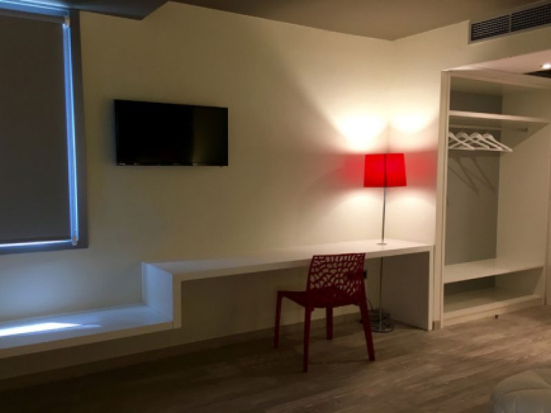 Escritorio y mobiliario auxiliar de la habitación doble