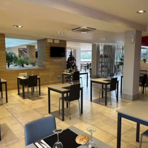 Vista de mesas del salón comedor