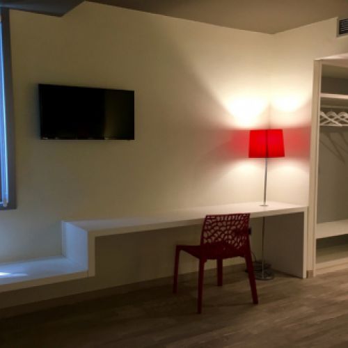Escritorio y mobiliario auxiliar de la habitación doble